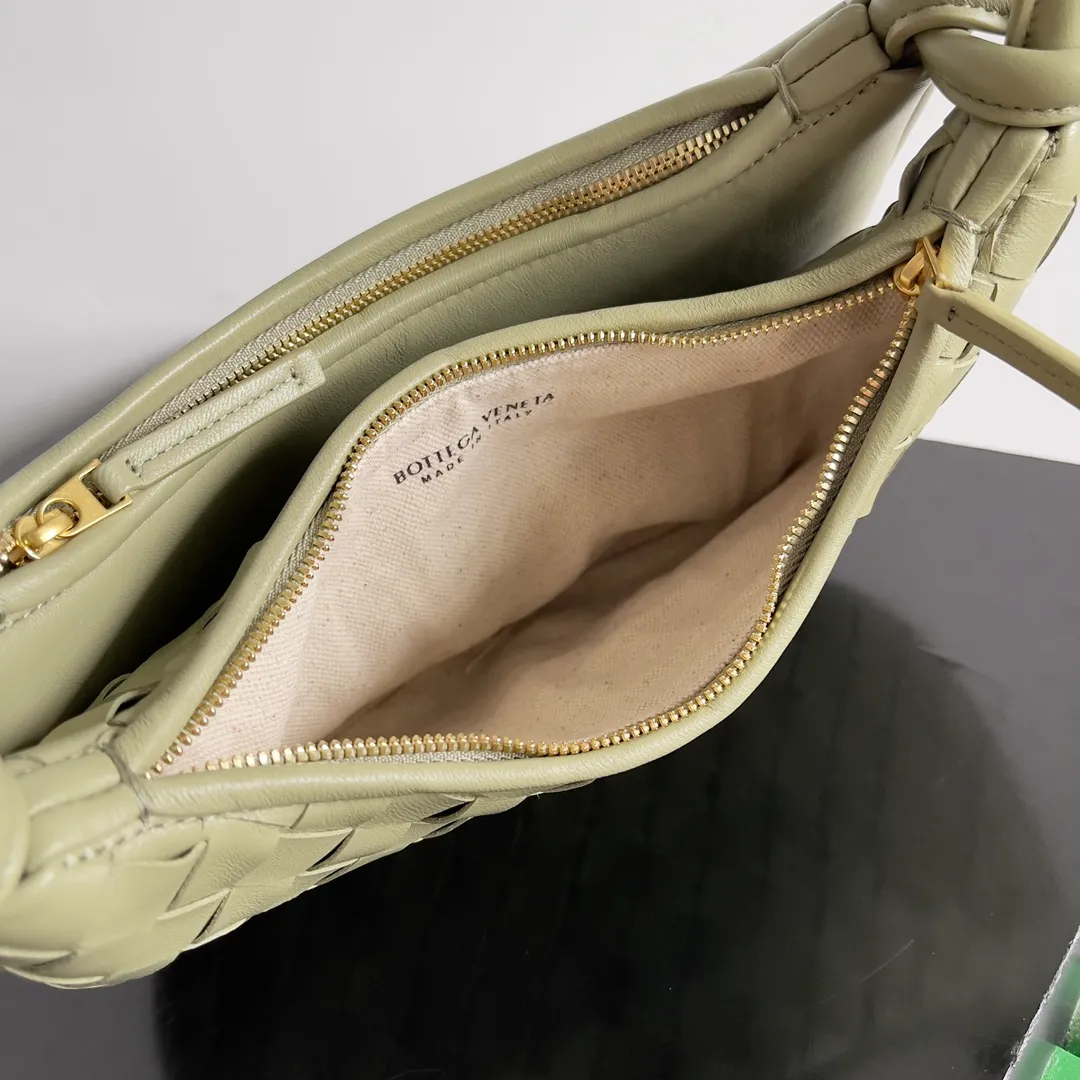 Batch 1720 BOTTEGA VENETA’s new GEMELLI MESSENGER bag Today I want to give you a super invincible and practical crossbody bag, Gemelli·Messenger This bag not only looks simple and elegant, but also has perfect practicality! The light design and lightweight body make it easy to carry whether you are shopping or traveling, making you more mobile! In fact, the shoulder strap is detachable, and you can DIY it by yourself to replace it with a chain or short armpit shoulder strap. Moreover, this shoulder strap will be wider, making it more comfortable to carry on your body! up! up! Style number: 796638 Size: 26*15*8cm
